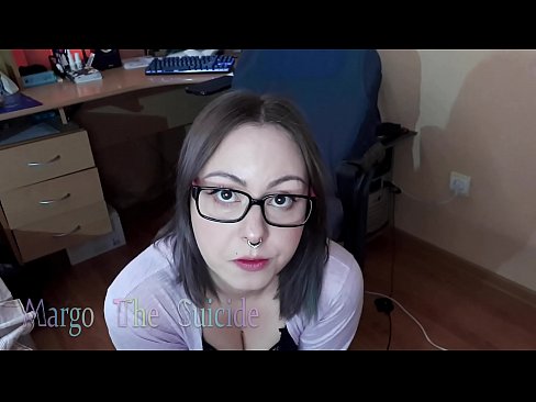 ❤️ Suíonn Cailín Sexy le Gloiní Dildo go domhain ar an gCeamara ❤❌ Sluts linn ﹏
